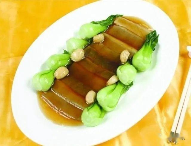 第三道菜:蒜籽烧裙边同样作为国宴的菜品—国宴三宝鸭.