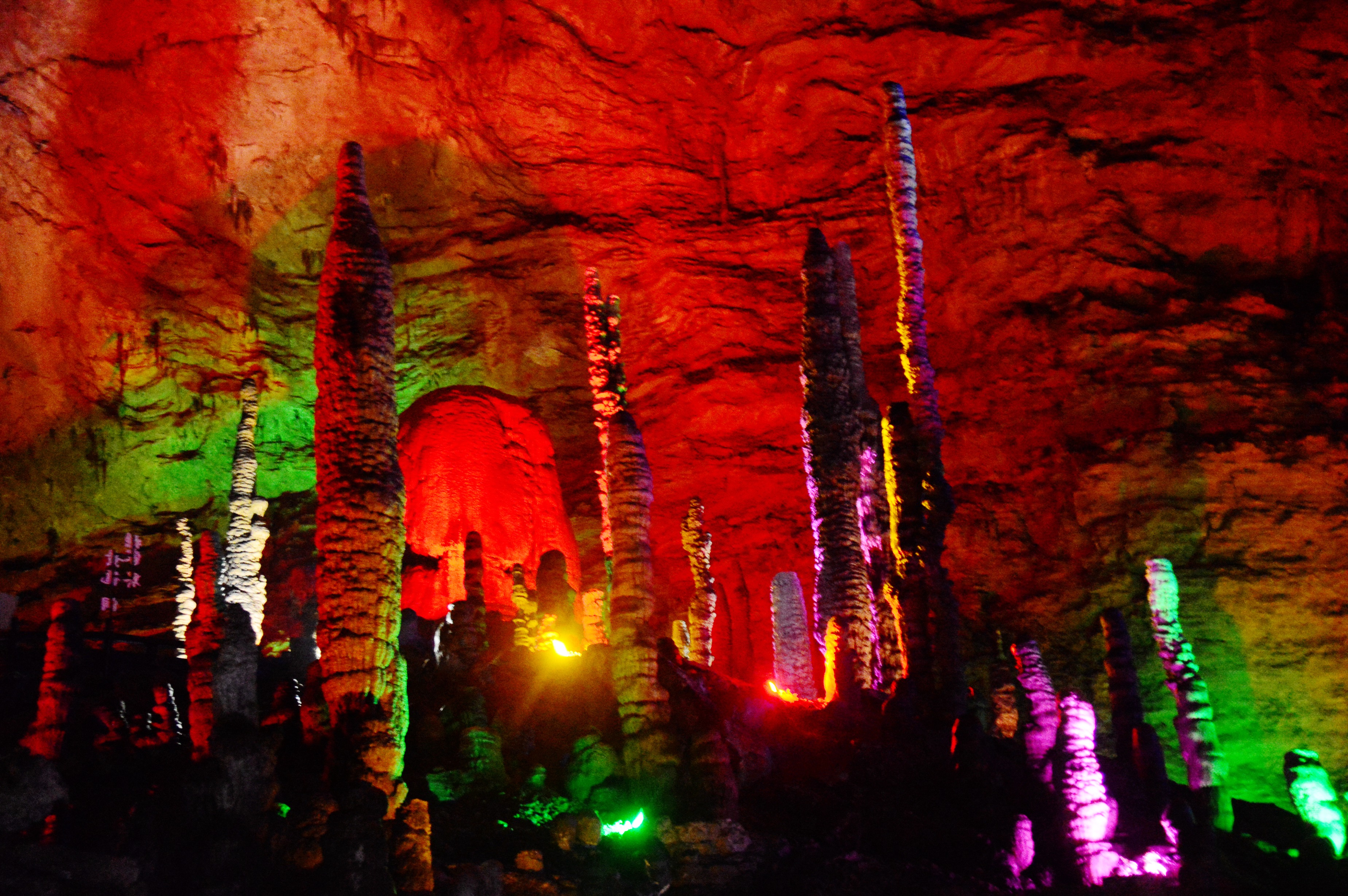 奇观的黄龙洞 邓道理 摄3月27日,一批游客进入武陵源黄龙洞景区游览