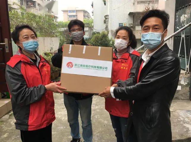 送口罩暖人心助战疫