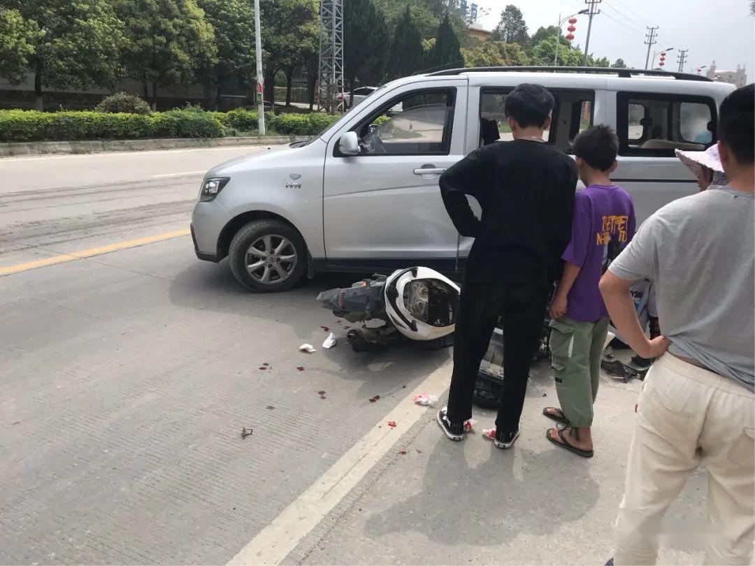 托车的车头损坏的残骸一地上一辆面包车摩因一鬼火摩托车速飞快撞一