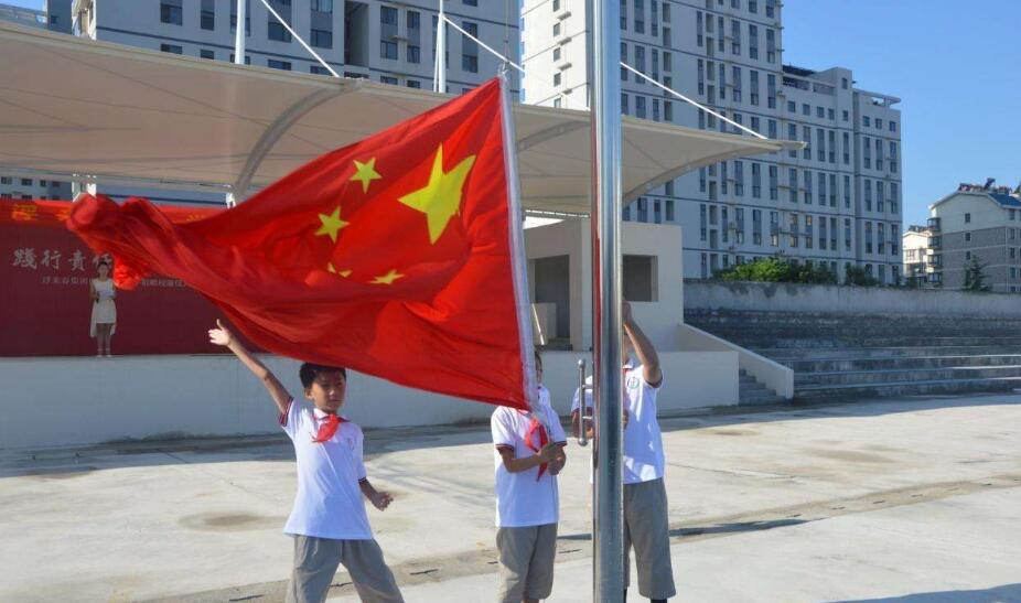 当然,客人一走,校园一下就回到了往常,那美国国旗当然不能再在校园