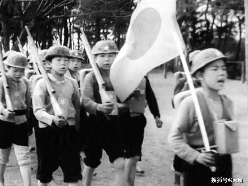 昭和十七年,学校突然告诉所有学生,自此后,不论男女,不论春夏秋冬