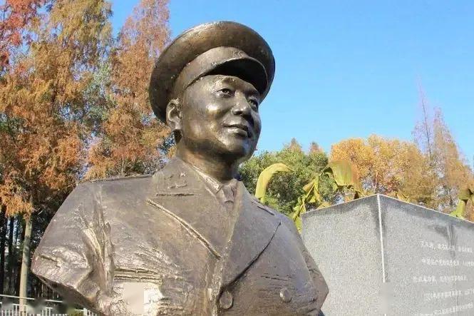 沿着小路一直向前,陈赓大将和孔从洲将军的雕像的巍然屹立.
