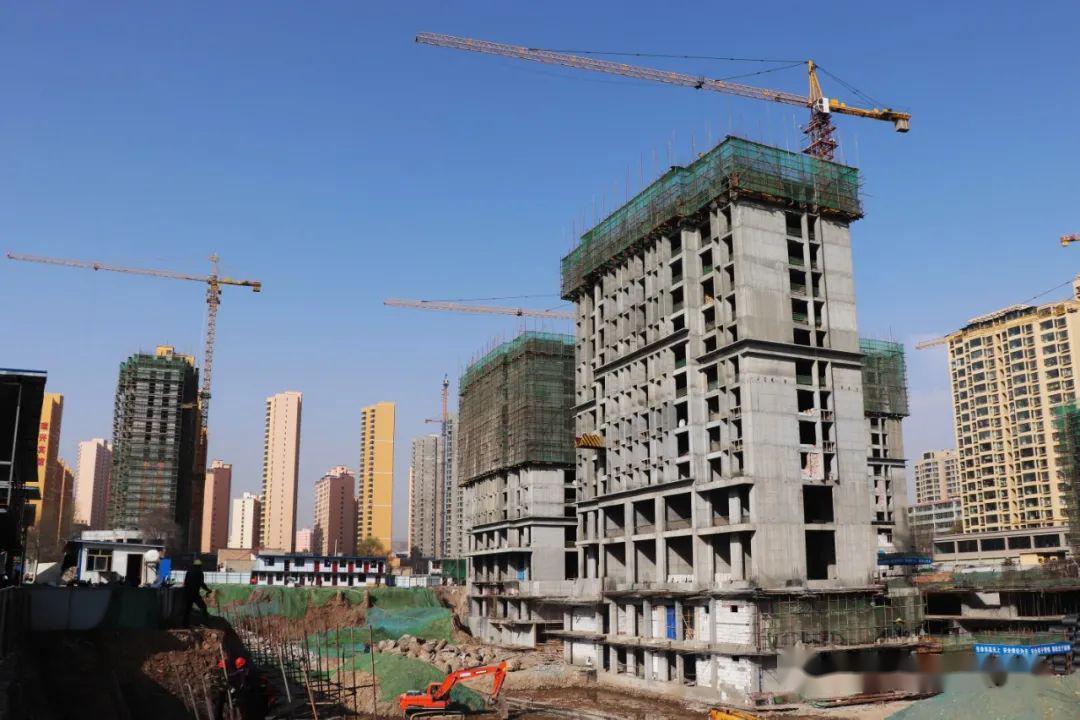 把疫情耽搁的时间抢回来临夏市各大建筑工地施工忙
