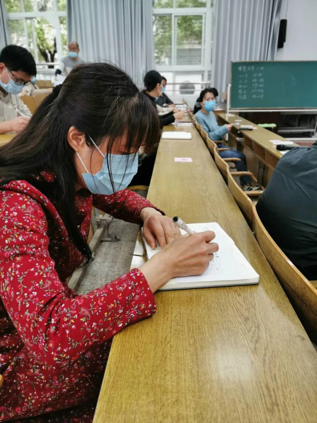 会上何丽娜副校长详细解说了学校制定的演练方案并对演练工作进行了