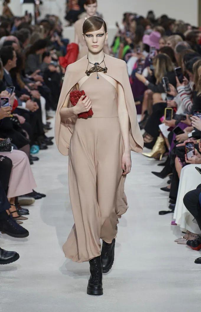 202021秋冬67女装流行色中性驼色