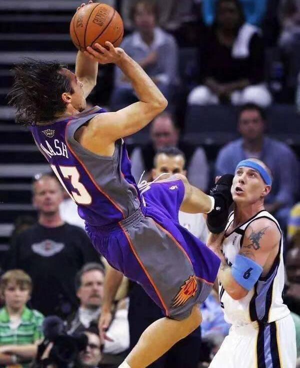 nba六大极限动作,乔丹空中3次拉杆,此人0.1秒绝杀_科比