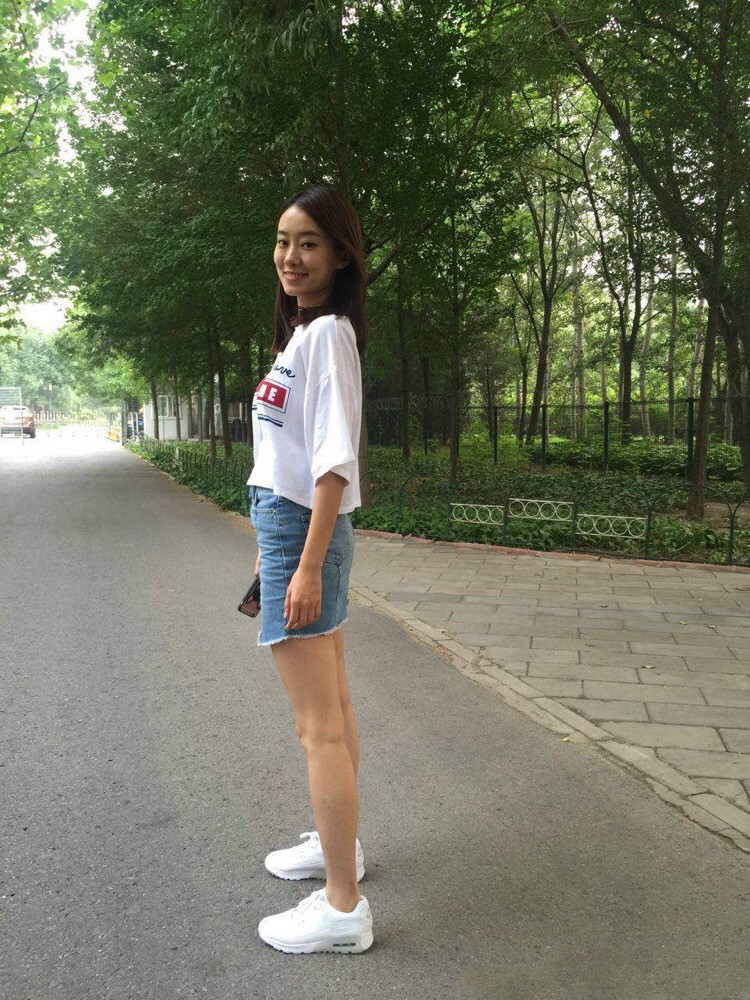 原创相亲女王张小斐穿牛仔裤勒出筷子腿身材好哪像34岁