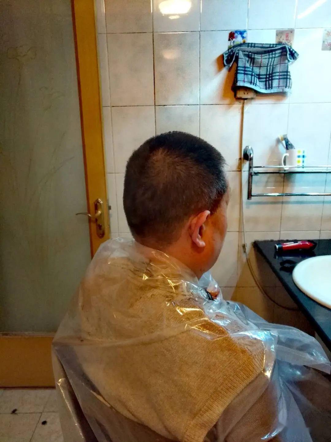 由于没经验头发弄得到处都是打扫起来有点费事现在普通的理发店理
