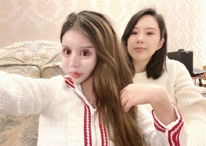 原创15岁少女整容60次花费上百万成芭比娃娃网友却说像个鬼