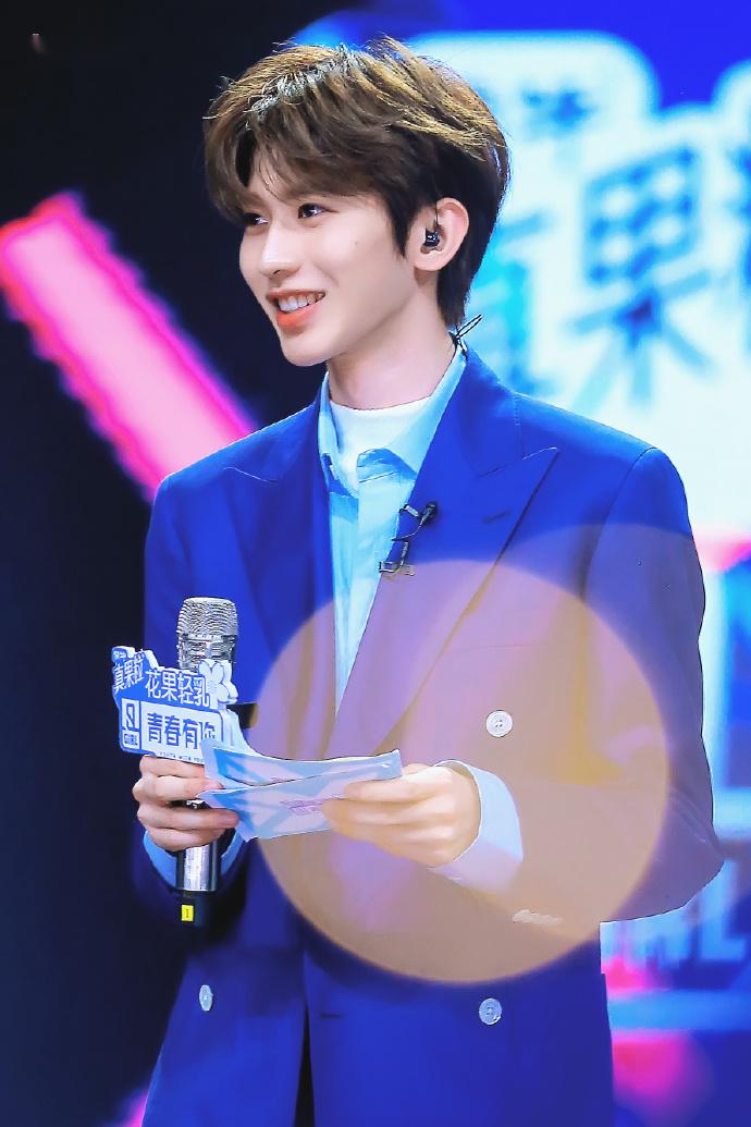 青你2蔡徐坤被迫营业可爱值爆表金句频出展现迷人魅力