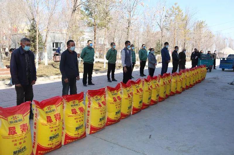 心连心38吨爱心化肥运抵闽玛生态村,助力当地农牧民春耕生产