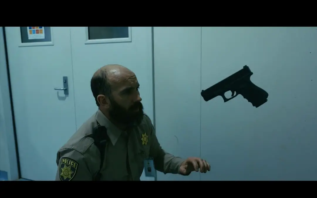 于是隐形人再次离开,准备去杀死女主警察朋友的妹妹,危急时刻警察到了