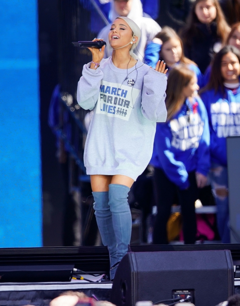 娇小a妹白发造型,下衣失踪穿法搭配长靴,简单时髦