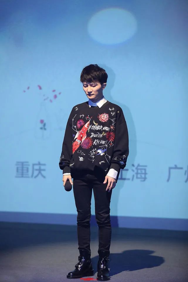 个子不到170怎么穿看看身高161的周深造型时髦又显高