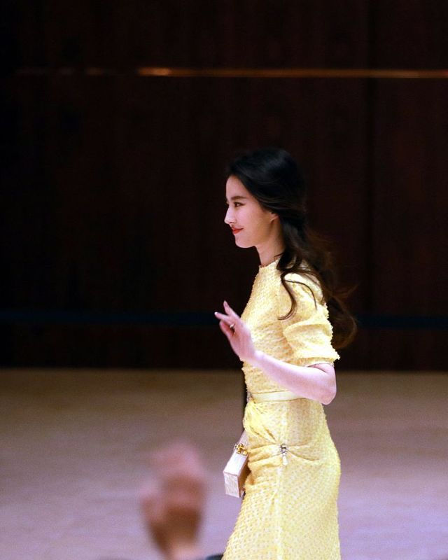 神仙姐姐刘亦菲现身某酒店 一身黄色礼服勾勒出婀娜多姿的身材