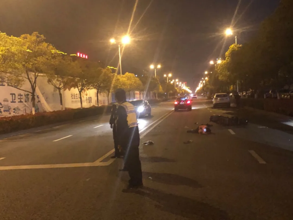 江阴江峰路突发车祸电动车主被撞飞十几米