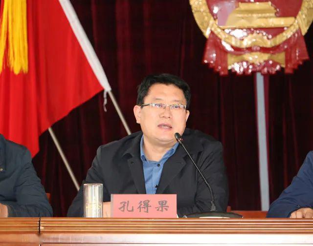 文明新风伴春风龙山镇召开全面推行公益性公墓使用动员会议