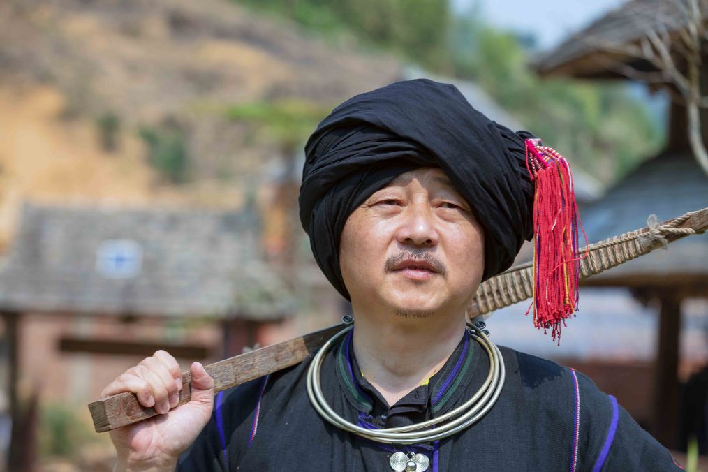 穿哈尼族男女的衣服,裤子以及女士戴头饰都没多大问题,但男士脑壳包