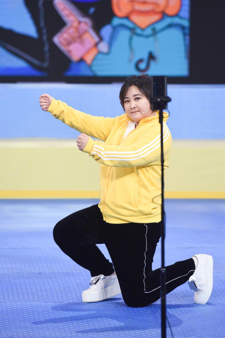 原创37岁贾玲真讨喜,穿运动装秀柔韧度惊艳,条纹袜却暴露一颗少女心