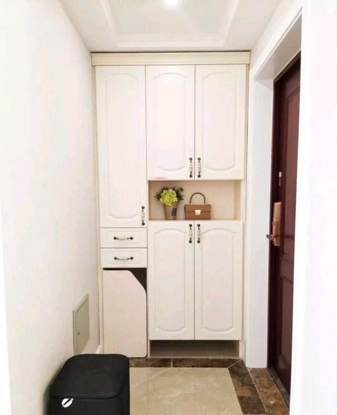 很多户型进门就是客厅和餐厅,面对这楼的户型来说,一般鞋柜都是摆放在