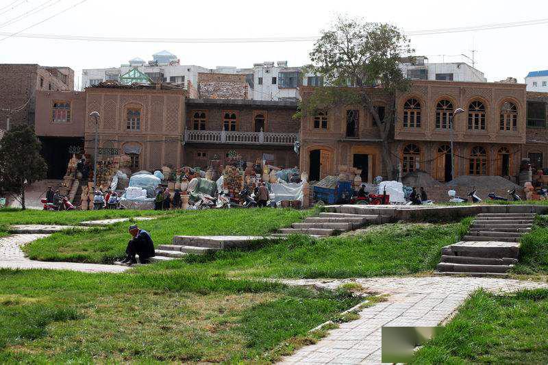 "阿以旺"是新疆维吾尔族住宅常见之一种,有三四百年历史.