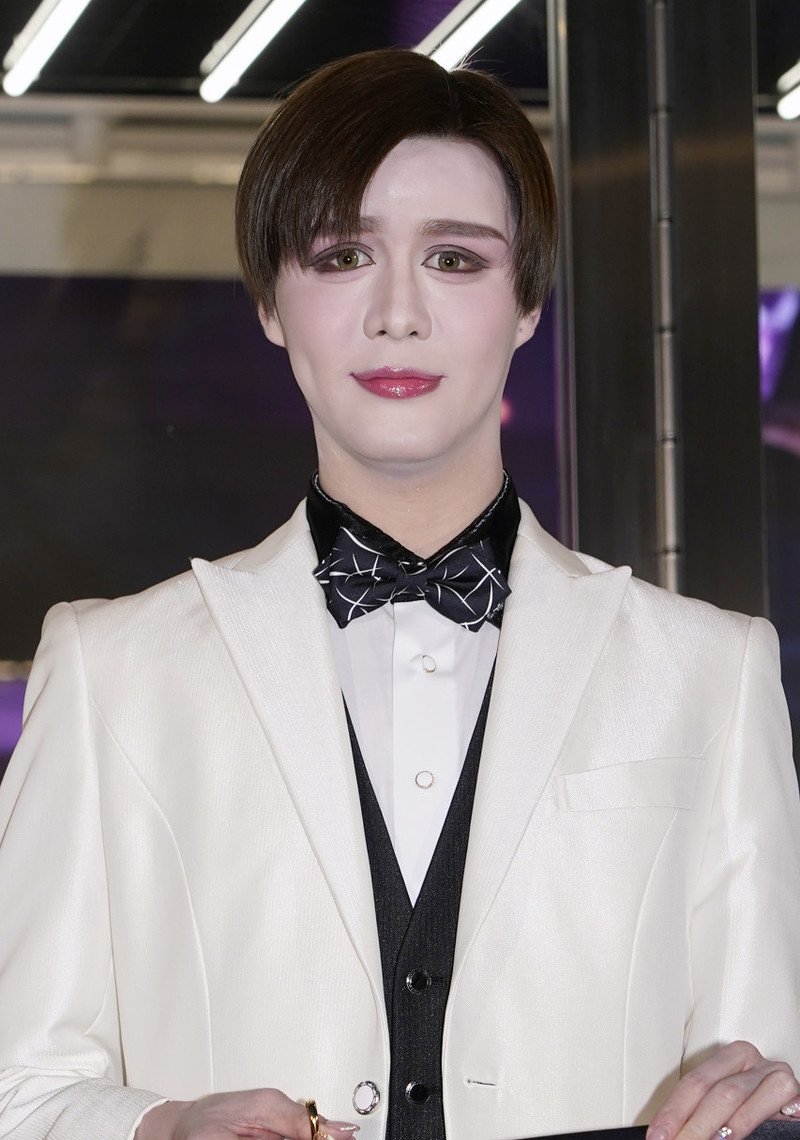 日本星二代matt真会保养绅士西装偏分发好似芭比男娃