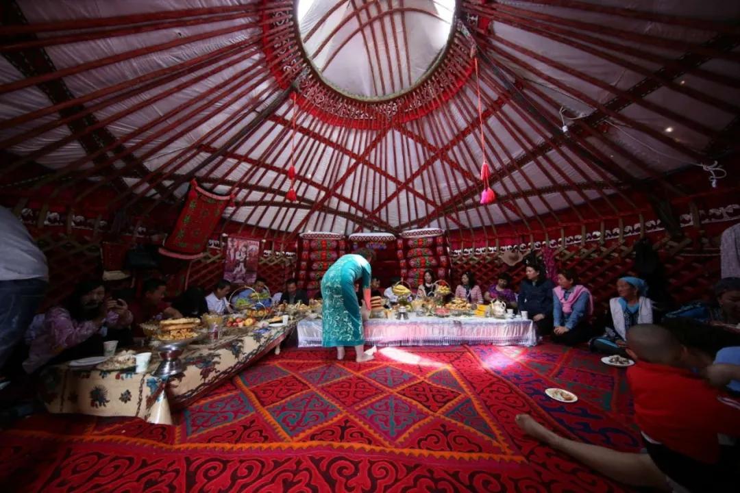 走马行疆旅行团,柯尔克孜毡房的民族大餐2是刀郎人传承了千年的木卡姆