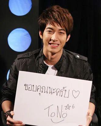 泰国男星们的签名原来是这样子的!大家看得懂吗?