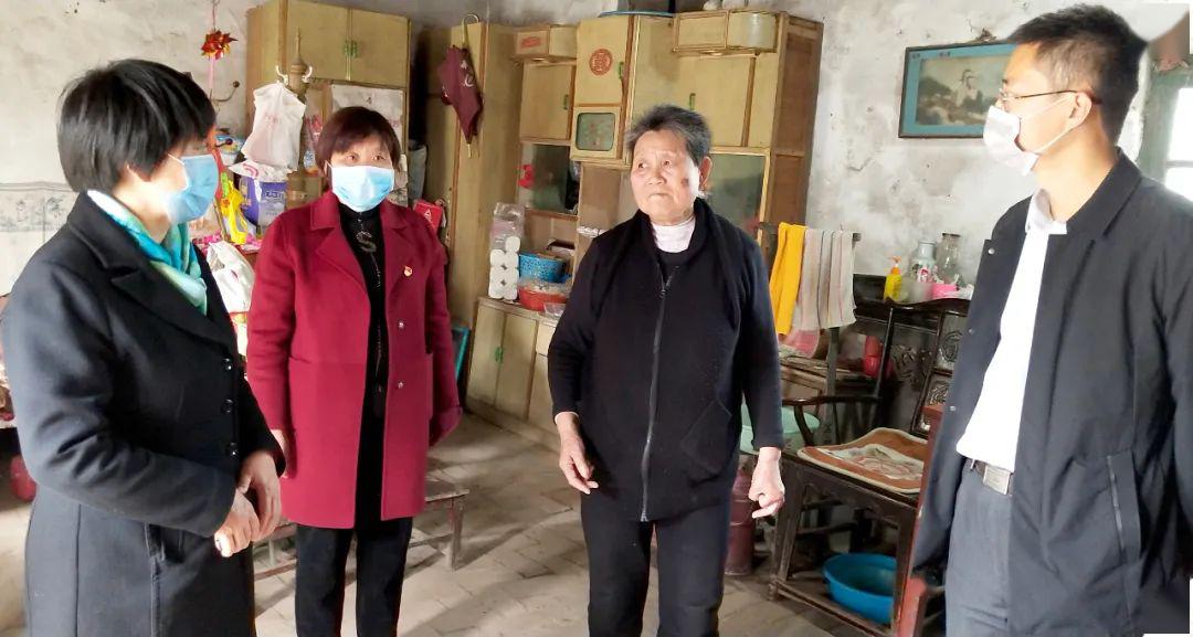 县妇联县民政局走访42名困境儿童