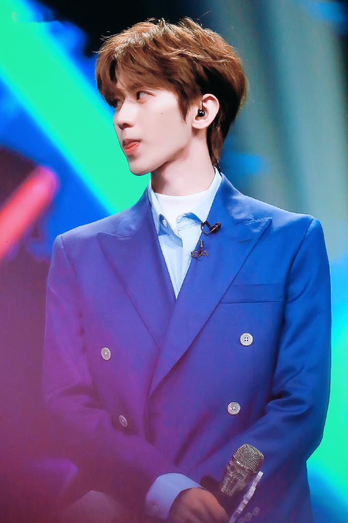 青你2蔡徐坤被迫营业可爱值爆表金句频出展现迷人魅力