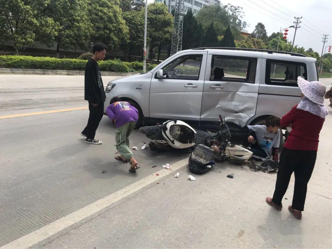 紫金一鬼火少年耍酷失败摩托当场报废