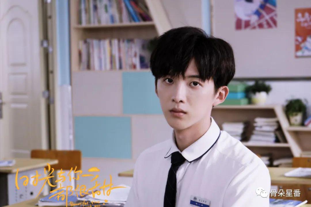 孙泽源长相本就"校园",是甜剧里能一眼捕捉少女心的存在.