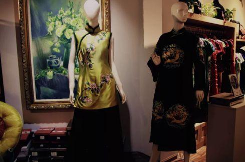 于是,传统量身定制再一次回归大众视野,而宗亲甘汶灵和她的"锦帛衣庄"