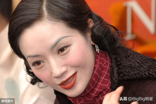 吴倩莲近照 无奈脸上涂多少粉?