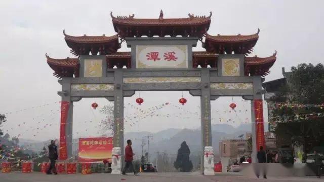 在临武县武水镇与宜章县迎春镇交界之处,有一块美丽的村庄,这里宽阔的