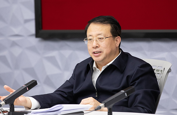 上午,龚正与副市长龚道安一行来到市公安局指挥中心,观看智慧公安演示