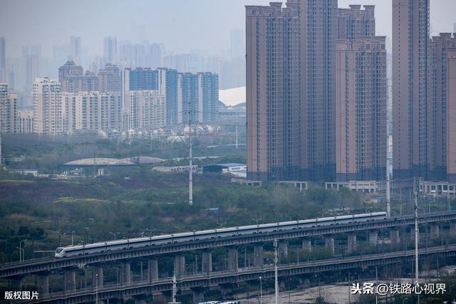 武汉郊区高铁动车剪影:严寒终将过去,春天如期而至