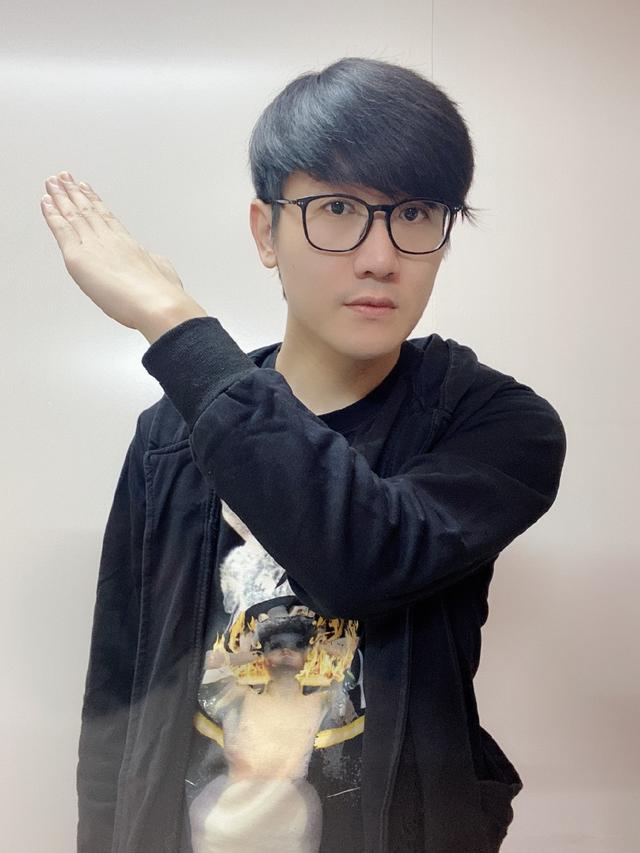 cfpl总决赛,穿越火线一哥白鲨担任解说,却输给了这位斗鱼美女