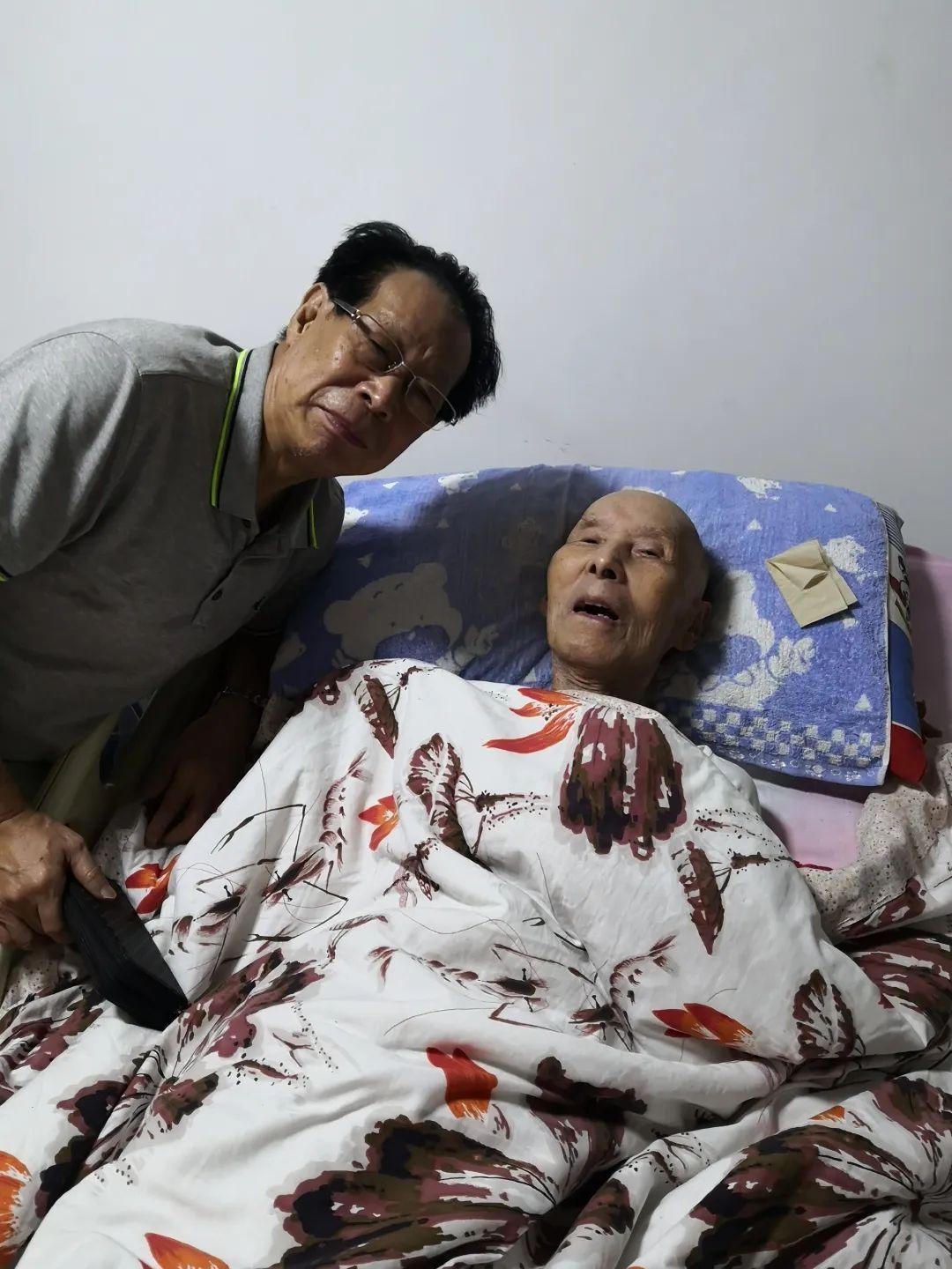 学生翁国忠看望恩师现定居日本的60级学生牛莉亚每年回西安都来看望