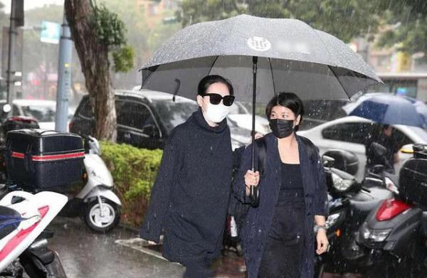 原创小s冒雨现身刘真灵堂悼念神情落寞一语不发一身黑衣惹哭网友
