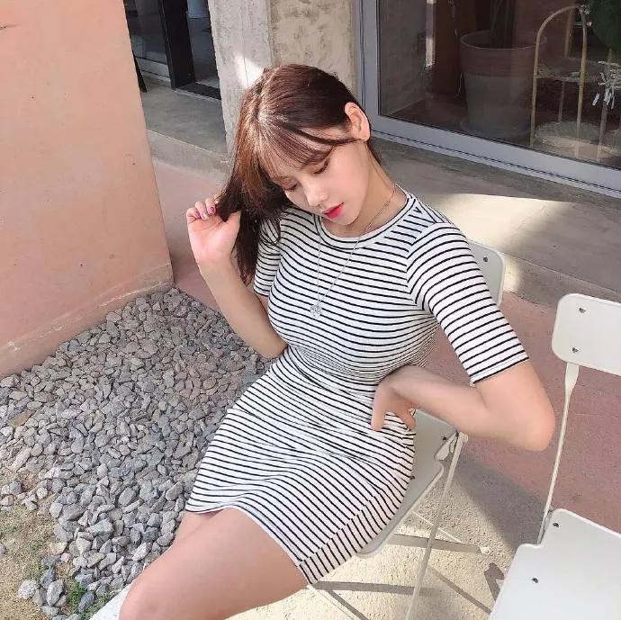 原创女生好身材穿上高跟鞋显示出高挑迷人的姿态