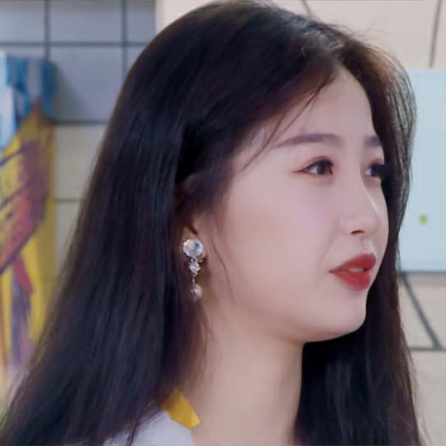 青2主题曲直拍虞书欣臃肿还出错,被嘲胖头虞,真是一胖毁所有_一身