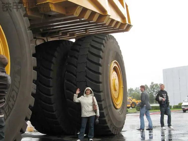 鱼雷-汽车厂俱乐部有这么硬的巨无霸矿车撑腰,在联赛成绩也不差.