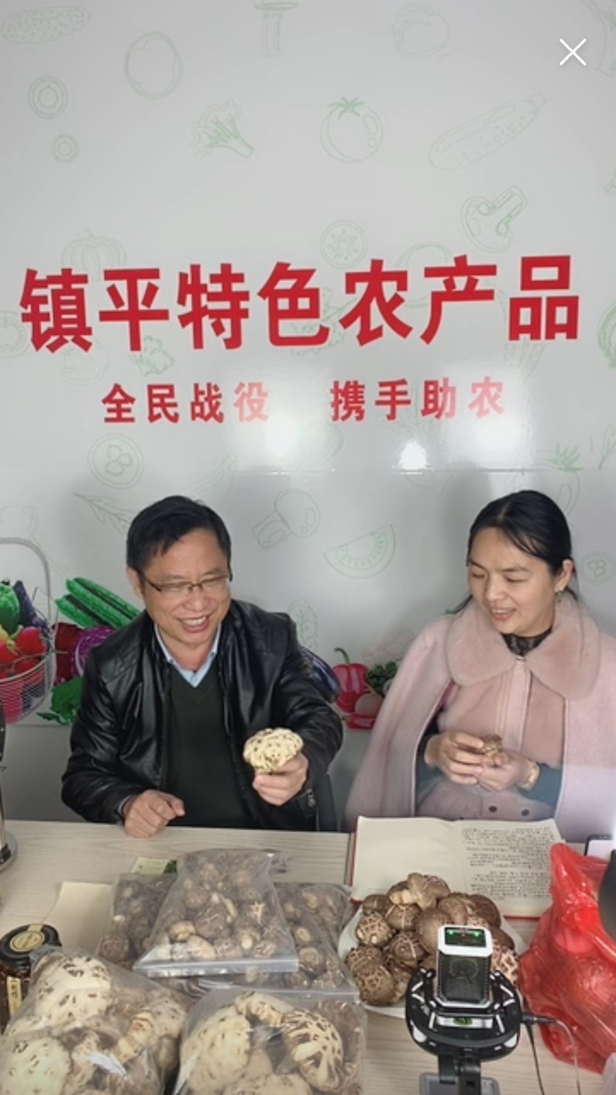 镇平县副县长王洪涛说,镇平经济恢复的秘诀是直播和无接触贷款,为此
