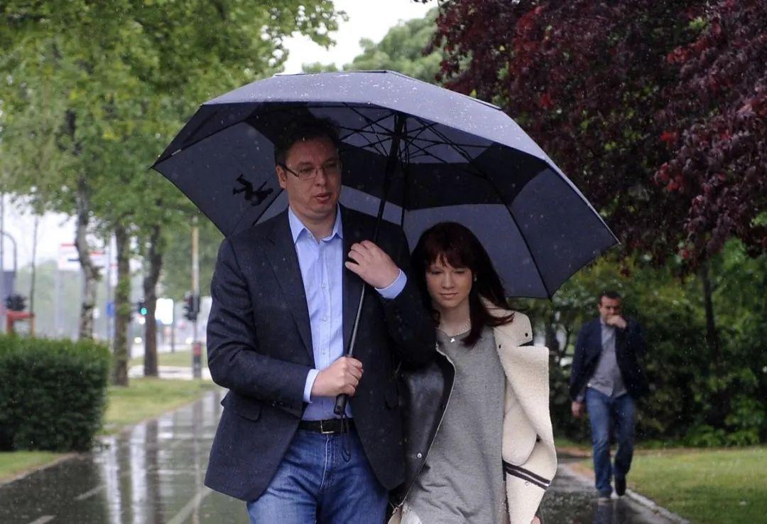 塞尔维亚总统年轻时照片曝光,唇红齿白,身高199,网友:太可以了!