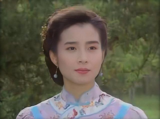 清新淡雅的琼瑶美女,为男友人不拍吻戏,婚退却出娱乐圈,永不复出_岳翎