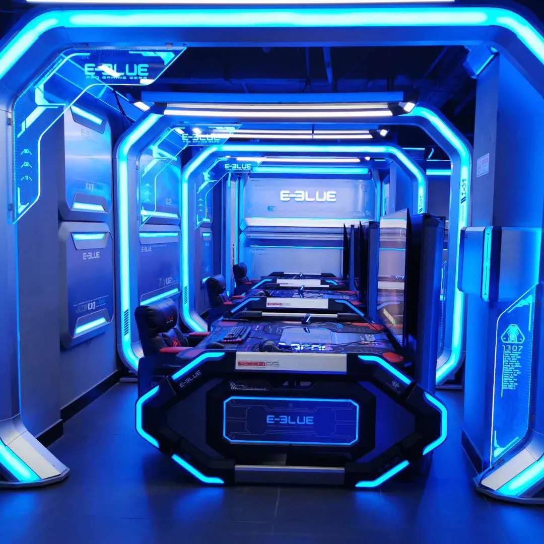 摇身一变成有着异度空间色彩的专业电竞馆,从毫不起眼的普通门店,一个