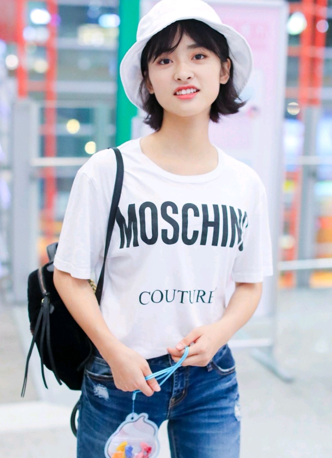 沈月把基础款穿出了高级感白色t恤配蓝色牛仔裤清新又有活力