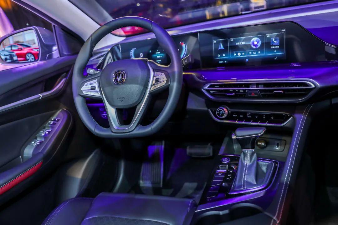 内饰方面,长安逸动plus的内饰与长安cs75 plus非常相似,中控台向驾驶